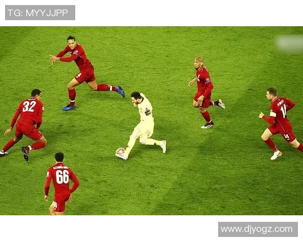 模仿足球明星搞笑盘带挑战赛让你笑到停不下来